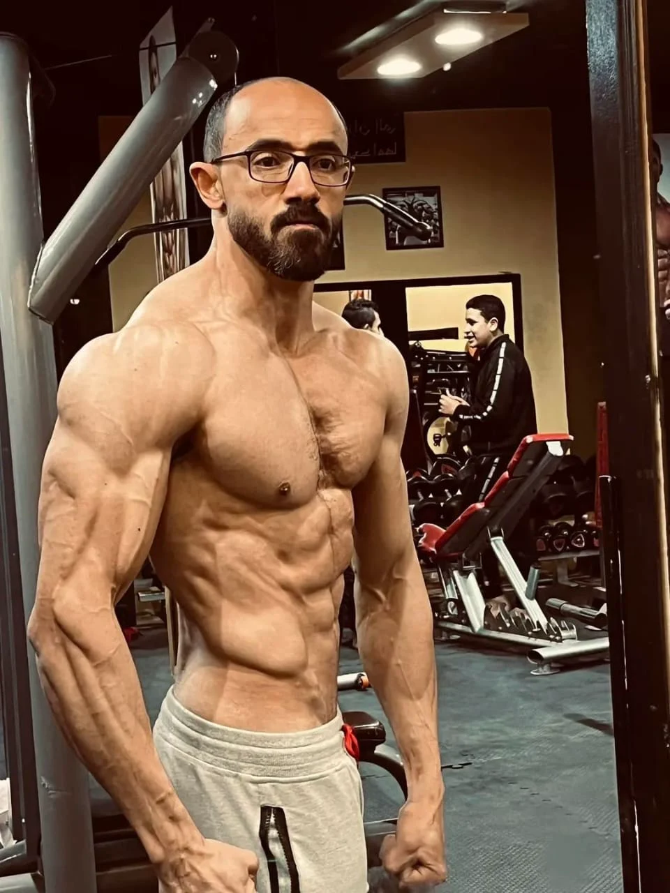 عمر عزت داخل الجيم