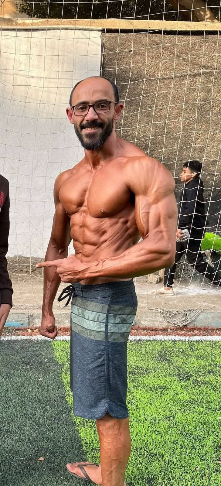 عمر عزت في صورة خارج الجيم